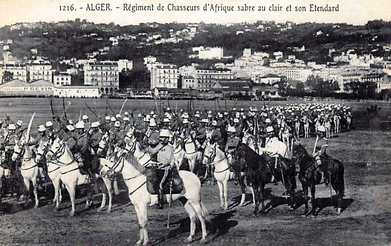 Alger - Champ de Manoeuvres - Chasseurs d'Afrique sabre au clair et Etendard.jpg